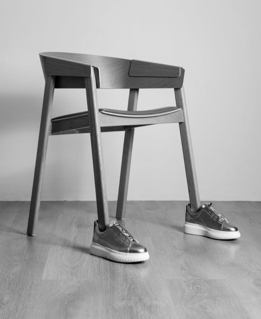 Ασημί δερμάτινα sneakers σε ασπρόμαυρη φωτογράφιση